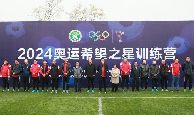 清代末年，义和团神打之术一时髦盛，曾进宫表演，得西太后奖赏。转眼已经是平易近国，小门徒萧千（汪禹 饰）随师父以神打术行走江湖，一日师父年夜醉，萧千被世人拖往请神。萧千神功虽无，武功确有，一番猴拳加道具的表演蒙混了不雅众，却获咎了不雅法的拳师，被追打出镇。萧千迤逦来到一小镇，因为用神打术替小乞儿出头，起头在镇上崭露头角。路见不服的性情让他惹事无数，也拜此所赐结识智慧姑娘弓足（林珍异 饰）。一对儿心思纯正、襟怀胸襟公理的同伴自此为镇上“人鬼两界”的困难奔波。固然，萧千也不会抛却助人时代任何一次可以填饱肚子的机遇……